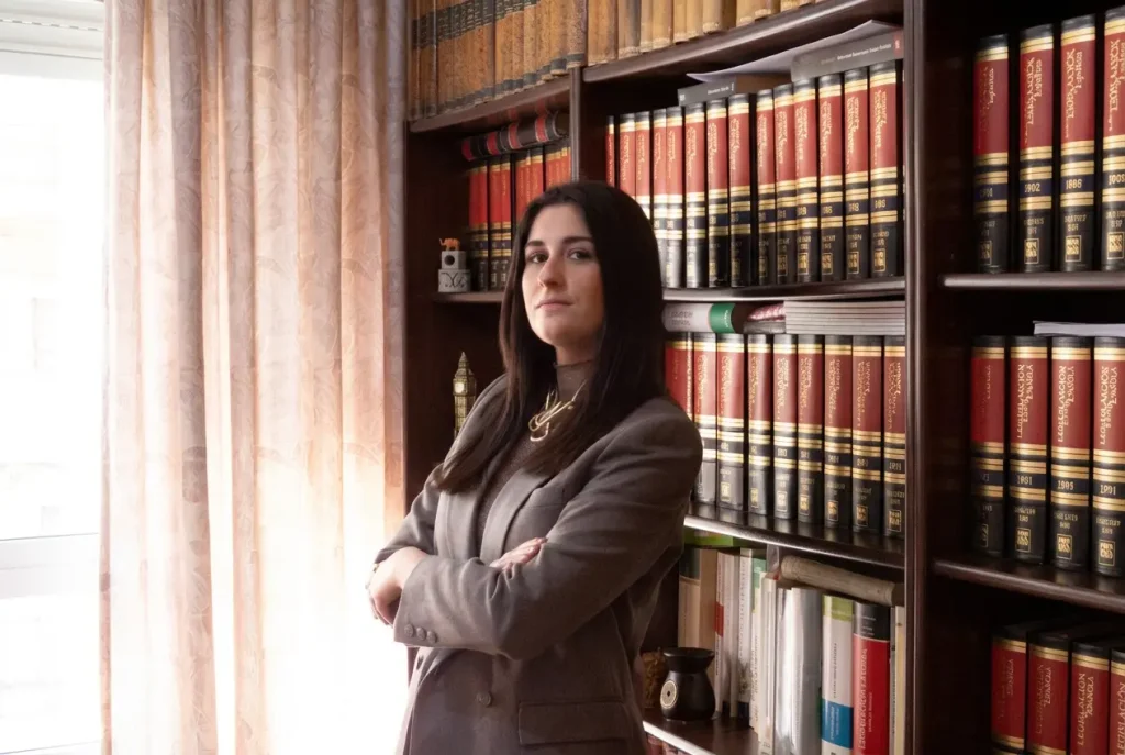 irene de brazos cruzados